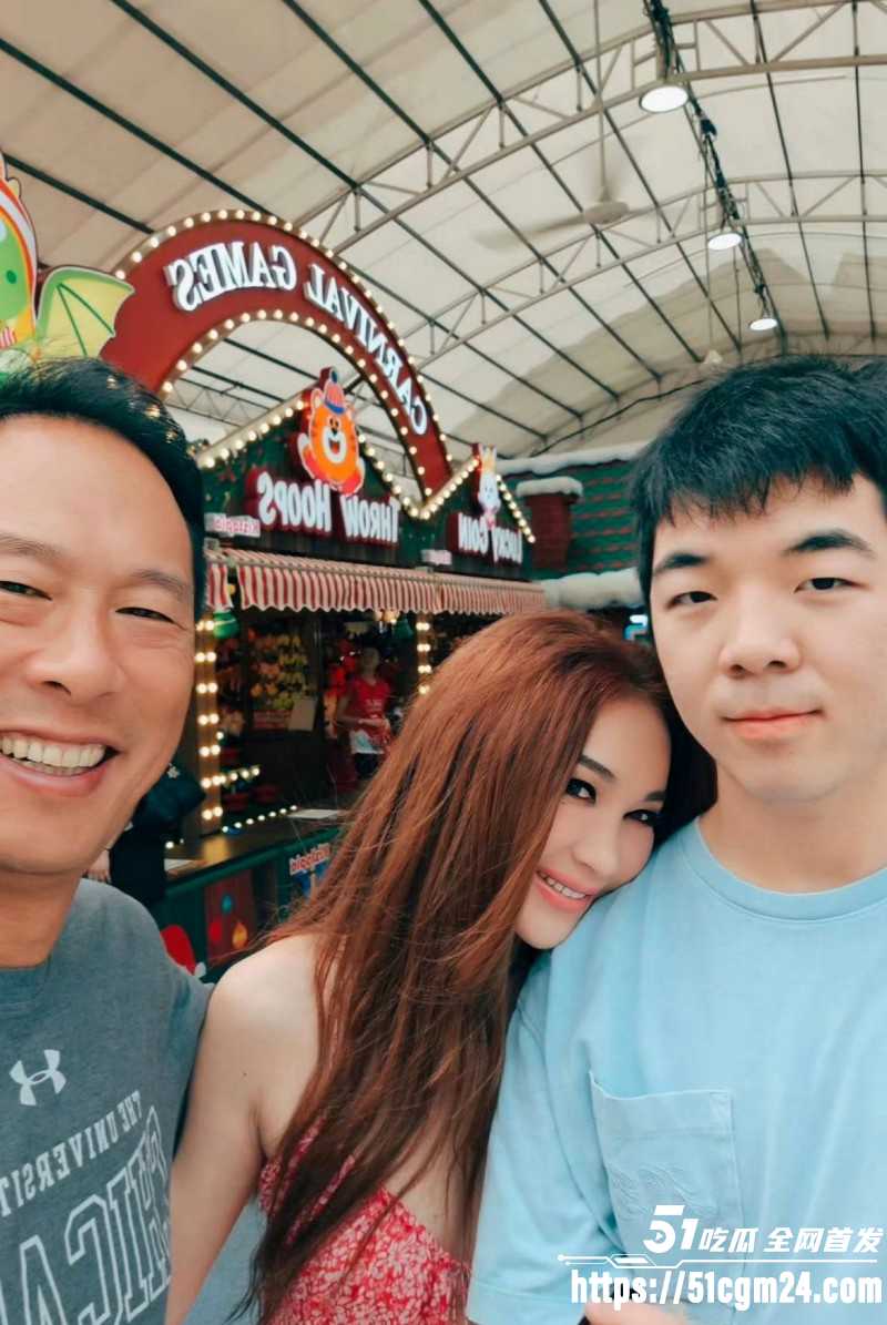 温碧霞生日现场遭养子强吻016