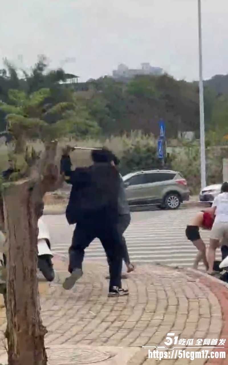 精神小伙打架现场 6