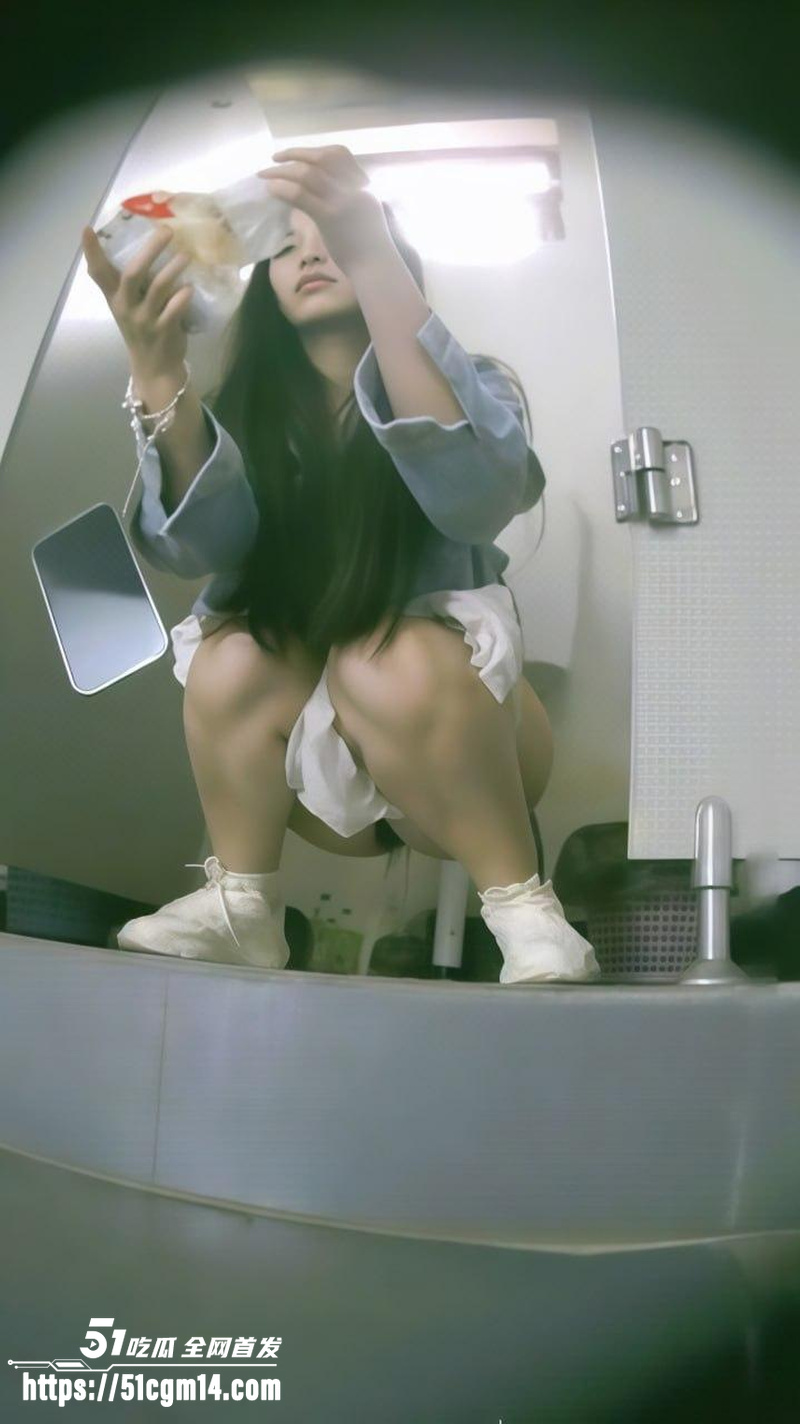 路边女厕惊爆偷拍5 路边女厕惊爆偷拍5