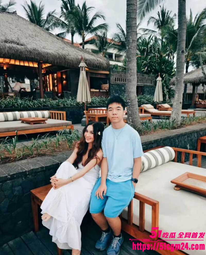 温碧霞生日现场遭养子强吻06