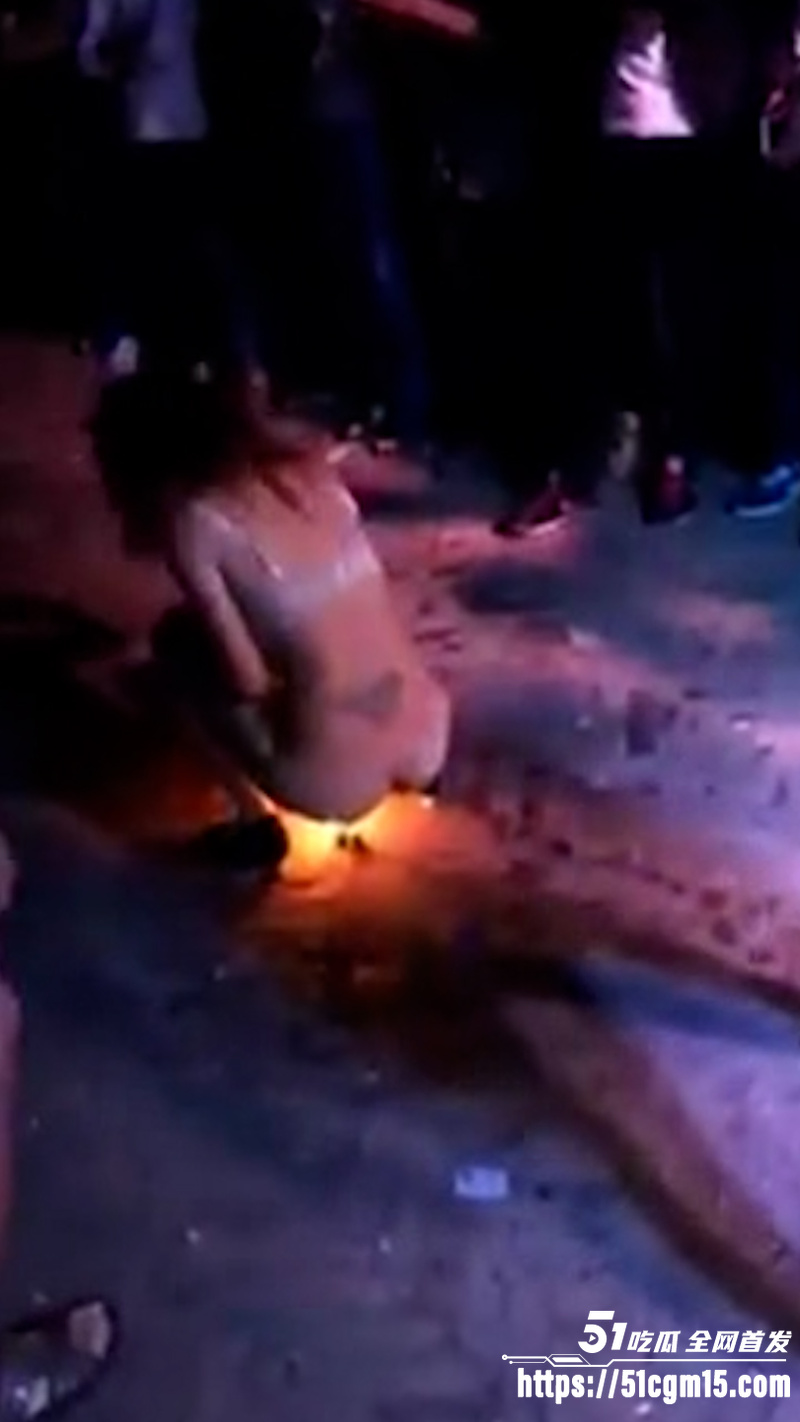 早年乡村低俗表演  9