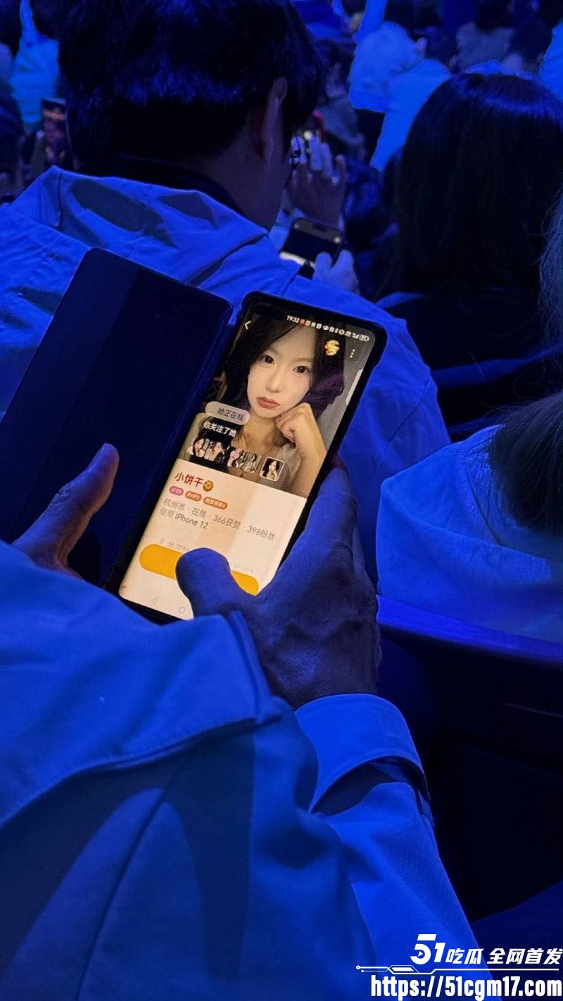 吉利发布会现场老年观众表演约炮 8 吉利发布会现场老年观众表演约炮 8