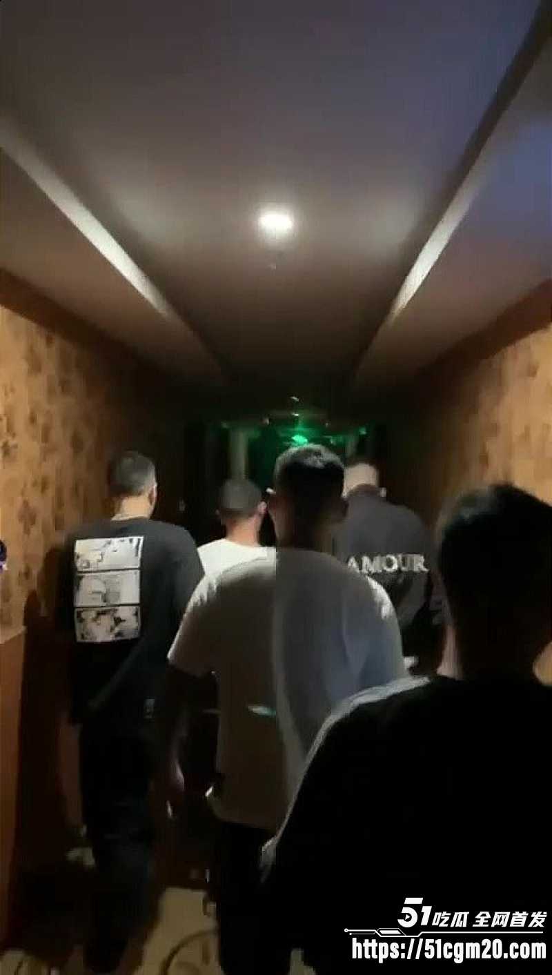 原配带兄弟抓奸现场直击 1