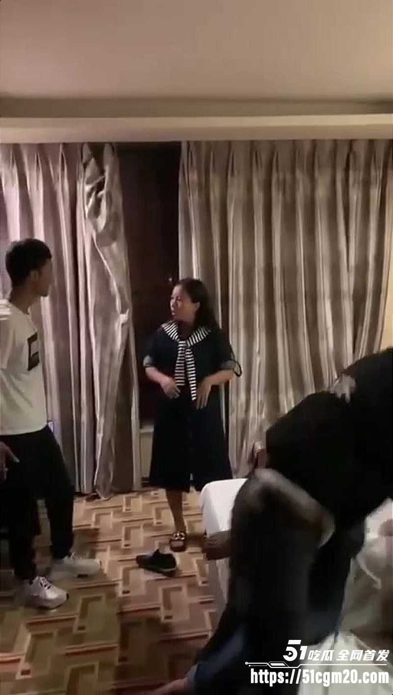 原配带兄弟抓奸现场直击 8