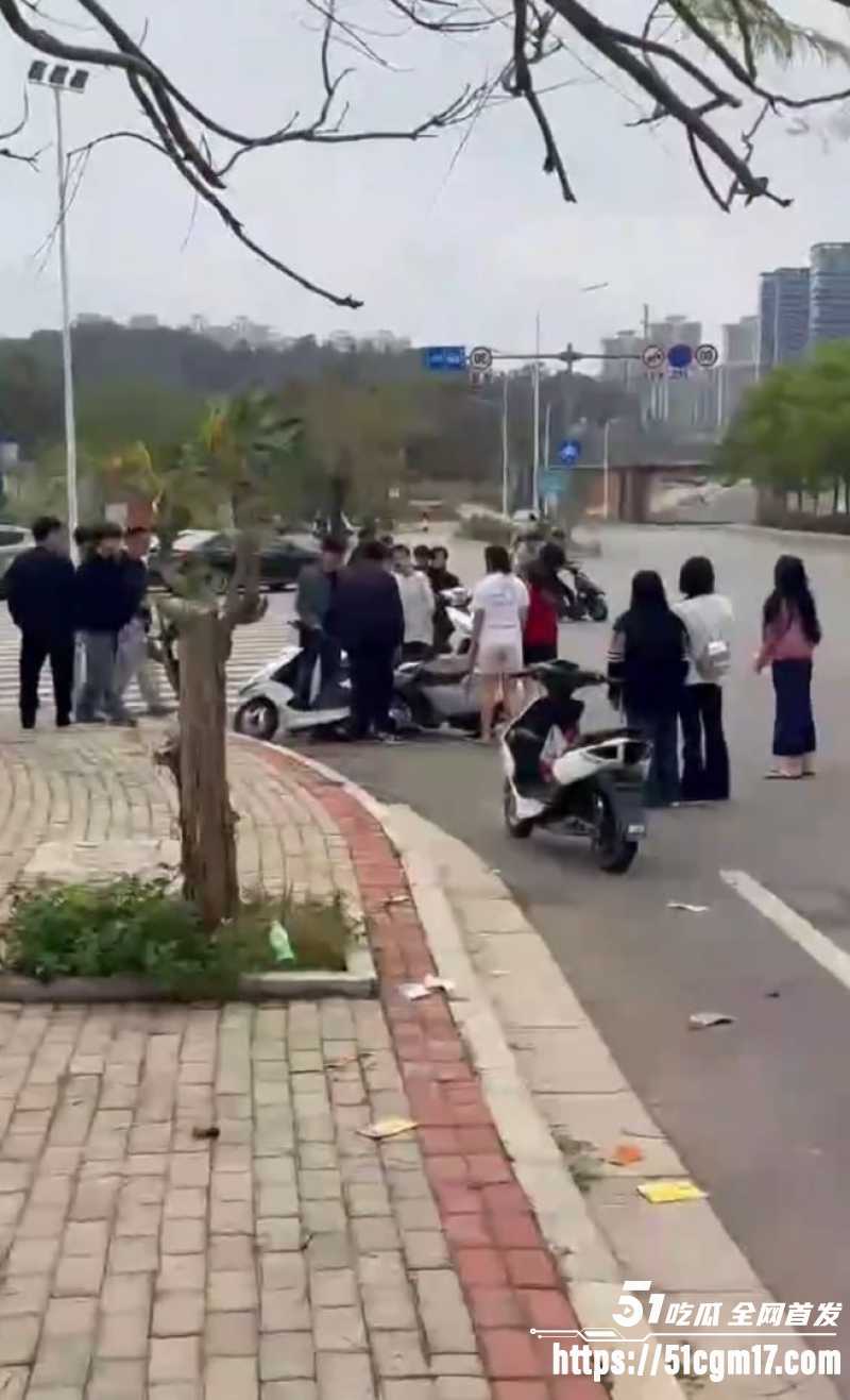 精神小伙打架现场 5