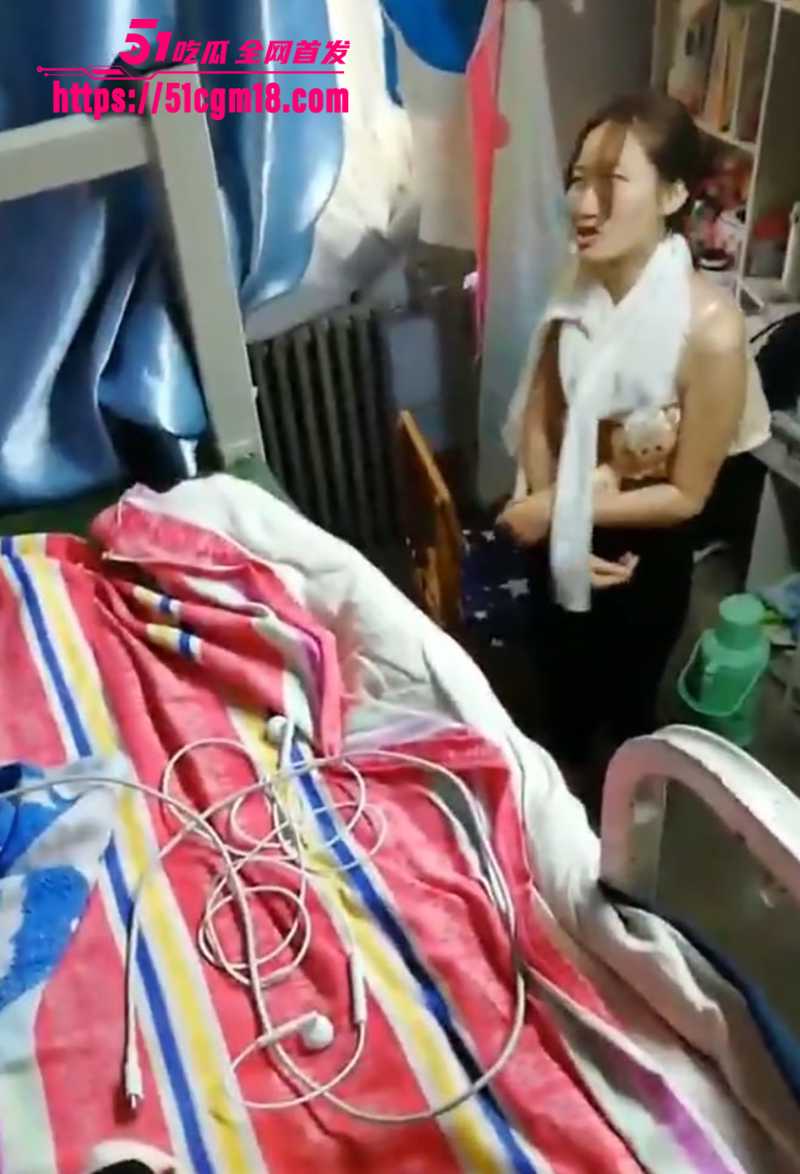 女大学生女生宿舍自慰加偷拍合集流出1拷贝 女大学生女生宿舍自慰加偷拍合集流出1拷贝