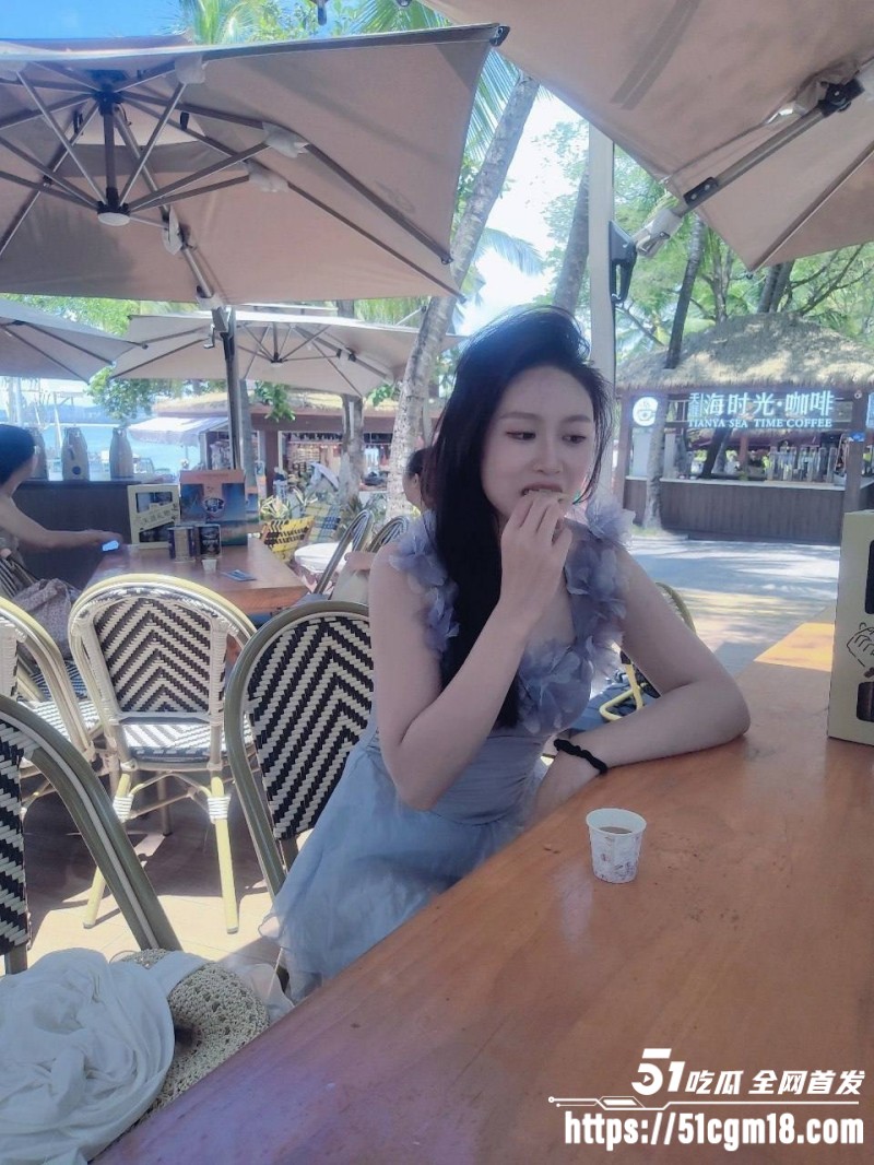 厦门巨乳人妻与老公居家性爱自拍 1