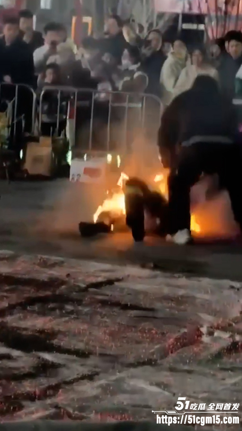 金门火舞哥 表演火棍杂技 回燃全身起火  6