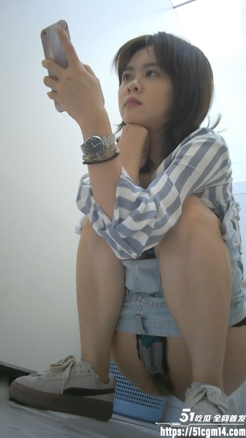 顶级鸭舌帽长腿美女厕所尿尿被偷拍 2