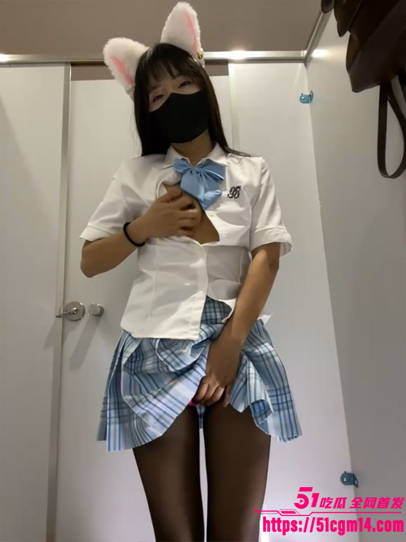 xiaoLin JK黑丝厕所自慰5 xiaoLin JK黑丝厕所自慰5