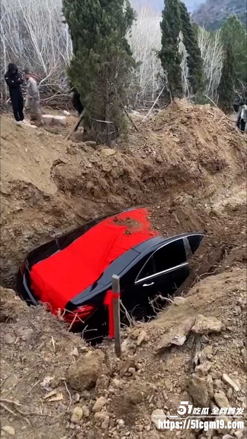 东北大哥 离世百万奔驰随葬入土1