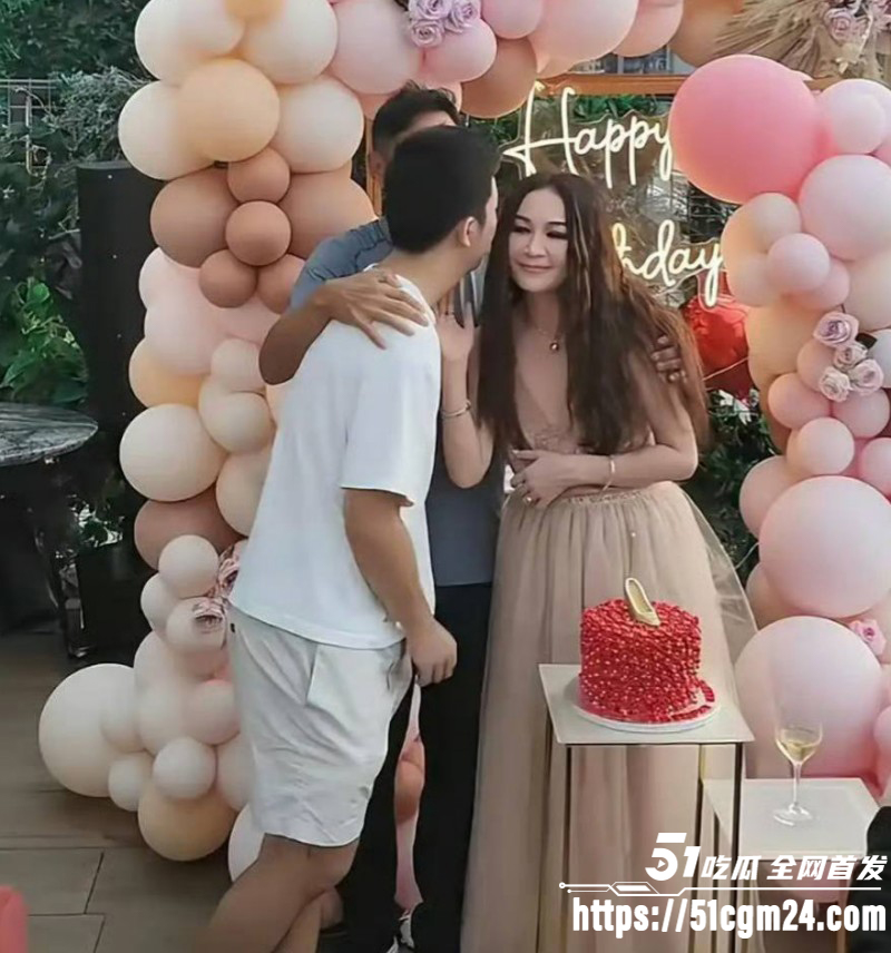 温碧霞生日现场遭养子强吻02