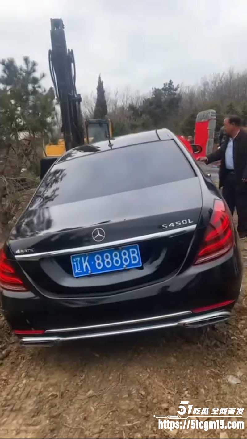 东北大哥 离世百万奔驰随葬入土3