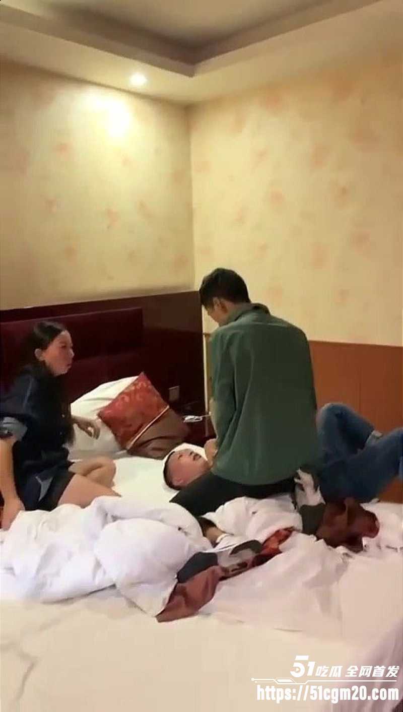 原配带兄弟抓奸现场直击 3