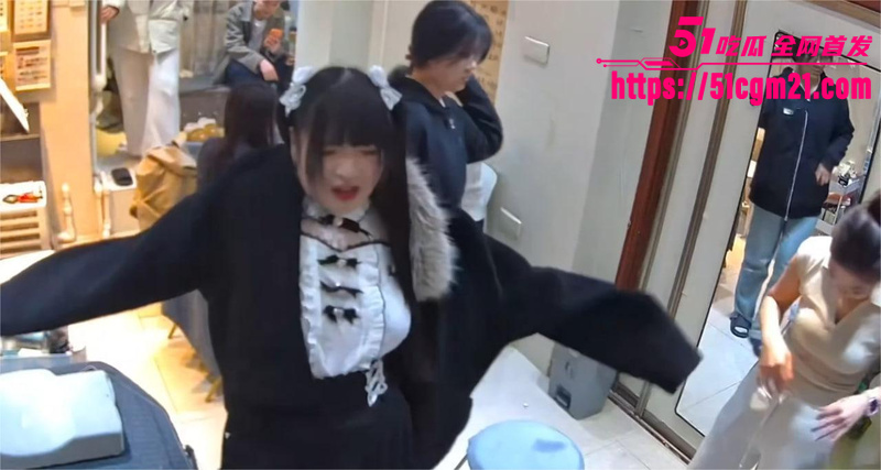 坦克巨乳仙女做美甲现场漏尿 3 坦克巨乳仙女做美甲现场漏尿 3