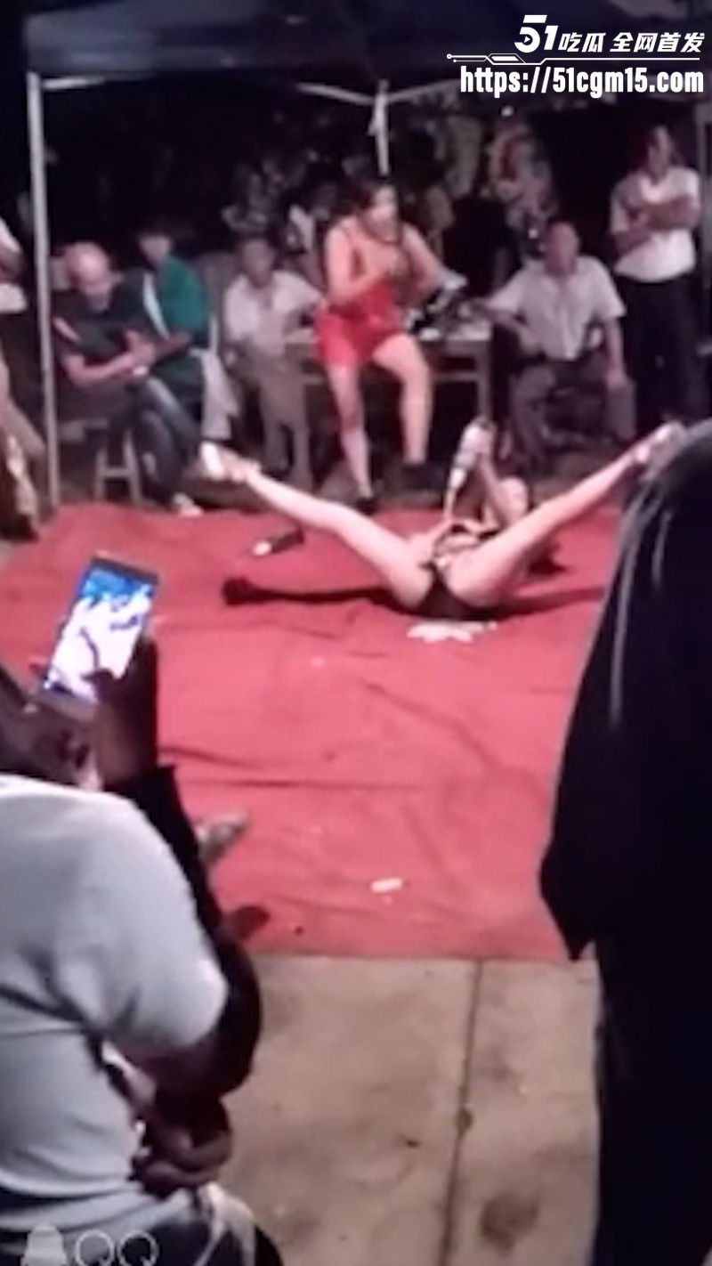 早年乡村低俗表演  8