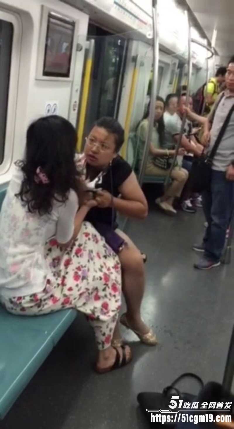 小仙女和大姨地铁互撕 2