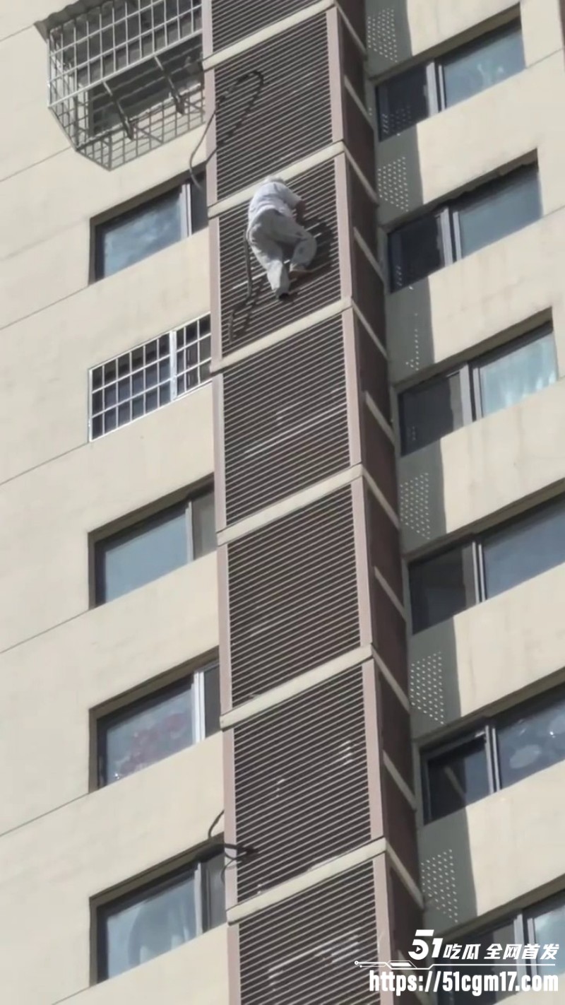 蜘蛛侠老太太全程记录爬楼过程 4