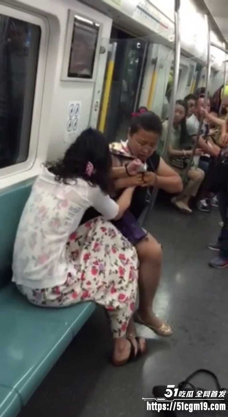 小仙女和大姨地铁互撕 1
