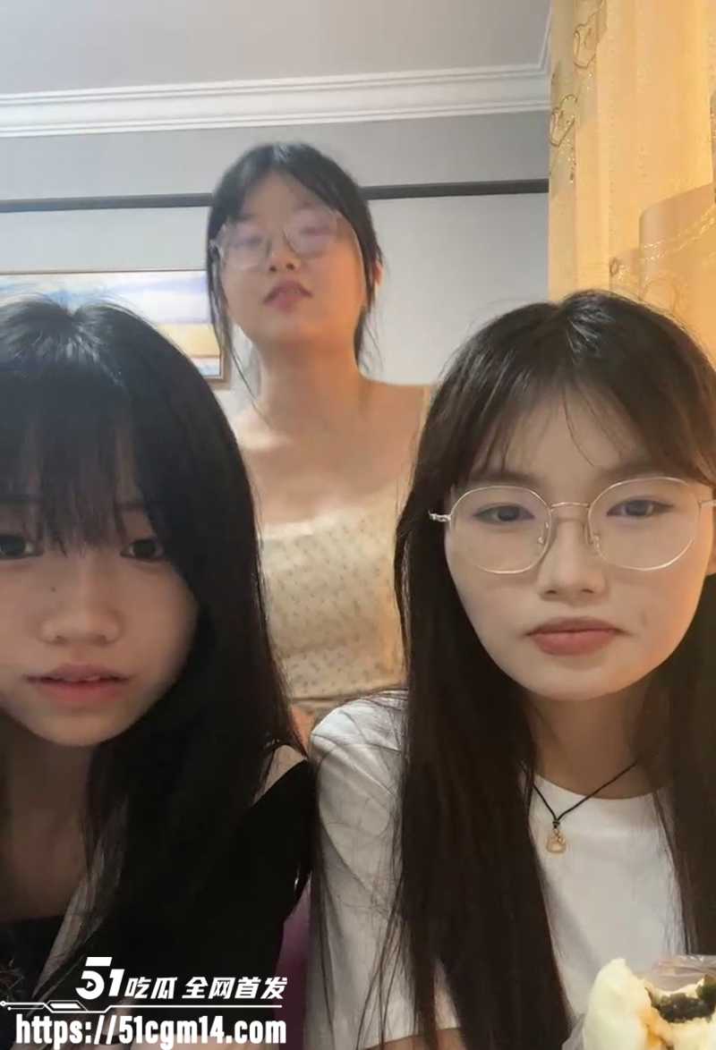 顶级嫩妹网黄困困兔带闺蜜裸播视频流出1拷贝