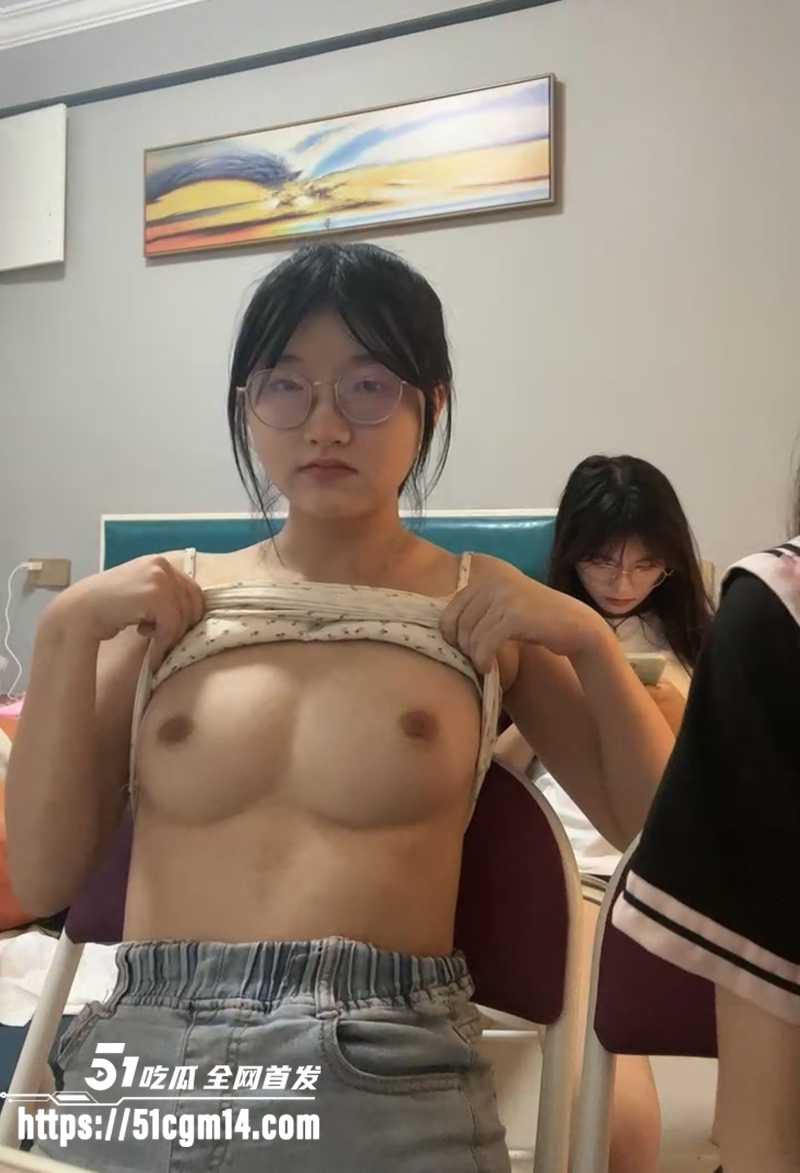 顶级嫩妹网黄困困兔带闺蜜裸播视频流出3拷贝