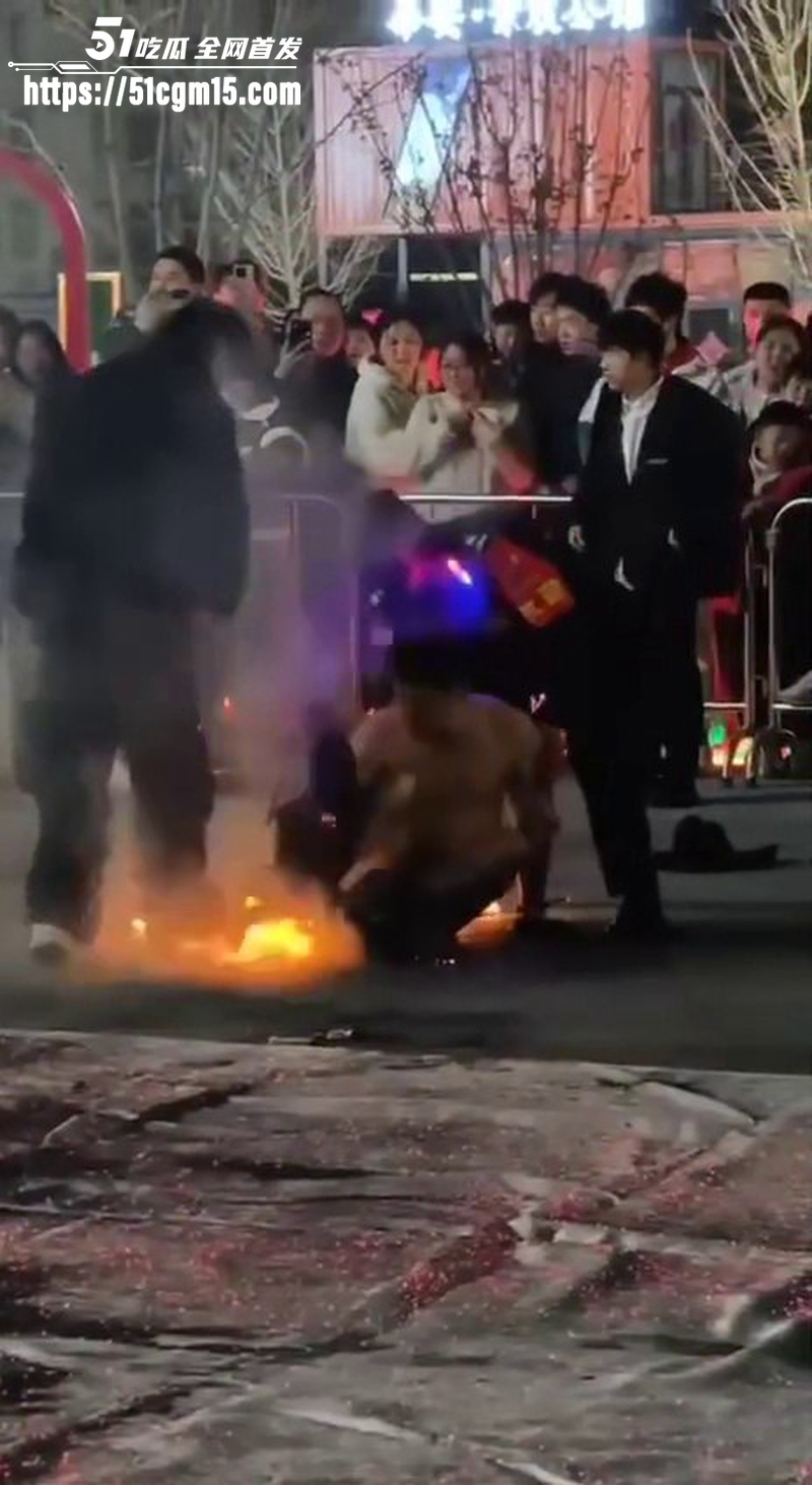 金门火舞哥 表演火棍杂技 回燃全身起火  5