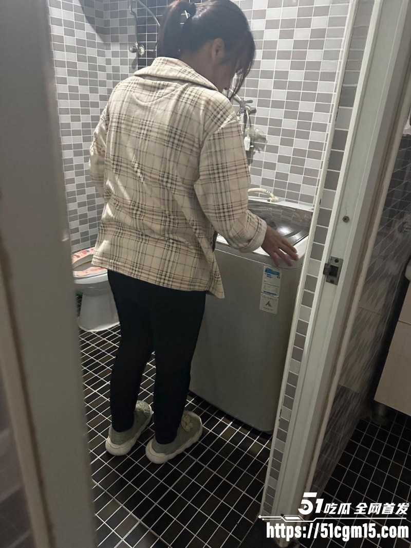 真实小王子对镜后入操老妈01