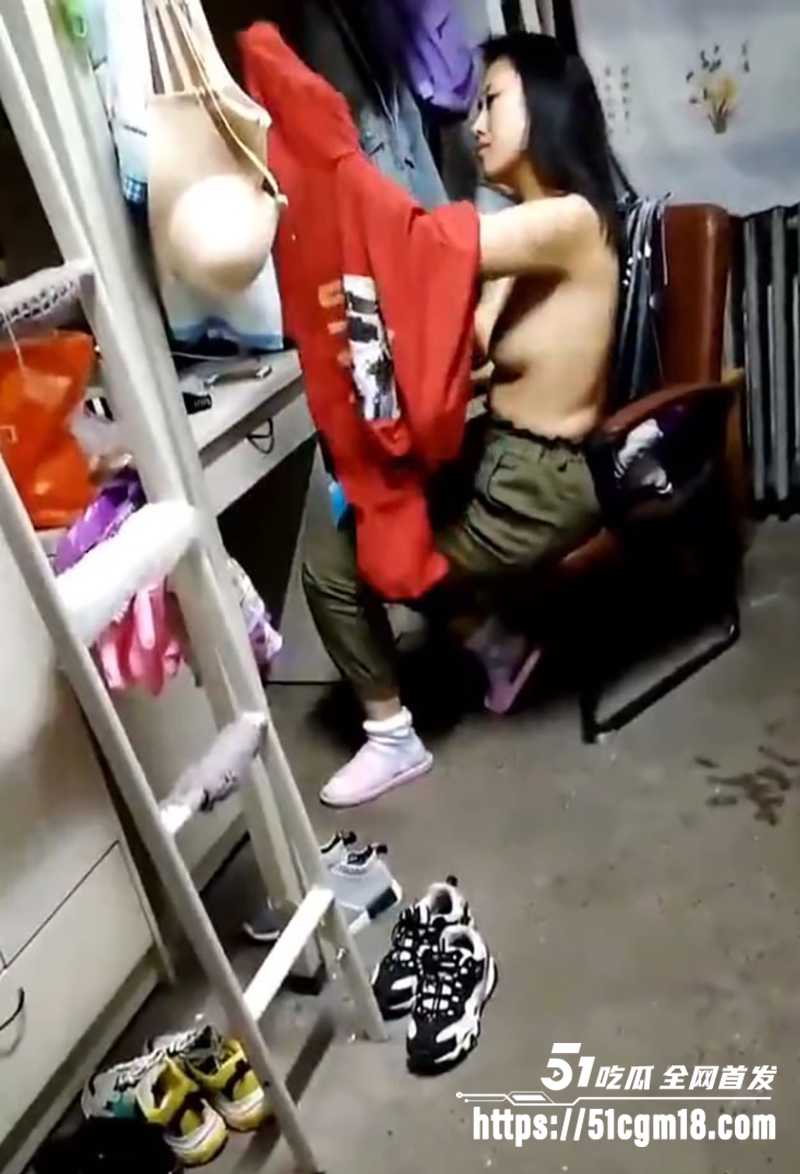 女大学生女生宿舍自慰加偷拍合集流出2拷贝 女大学生女生宿舍自慰加偷拍合集流出2拷贝