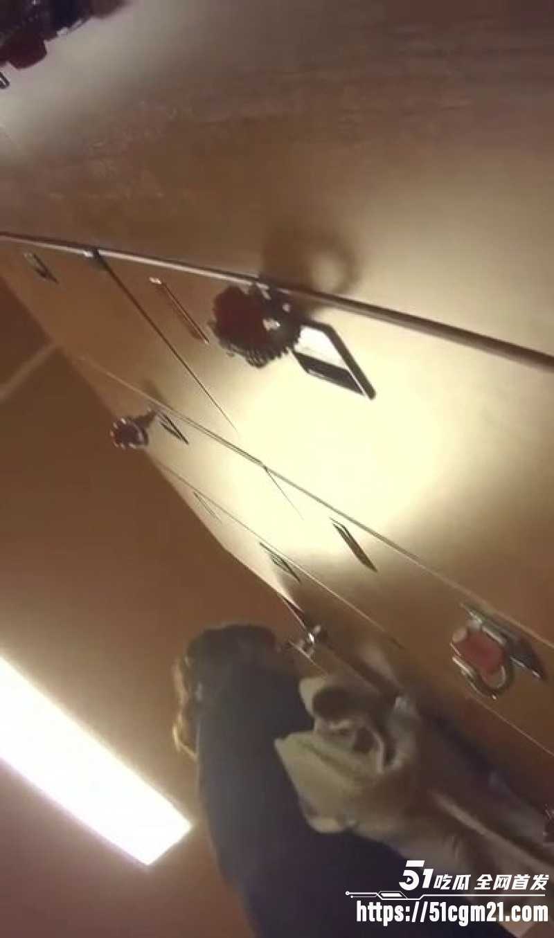 美少妇洗澡被偷拍 2 美少妇洗澡被偷拍 2