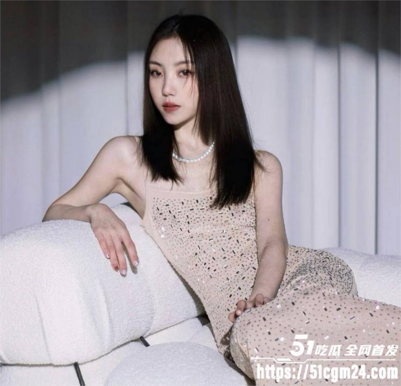 大三学生妹被金主包养私拍 6