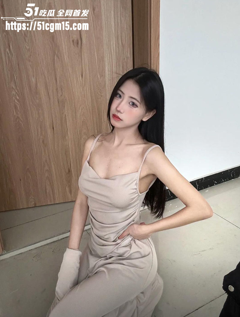 抖音网红 越小越 直播间被闺蜜狂揉奶子不断擦边 表情销魂骚姿百出 迟早要下海的节奏！