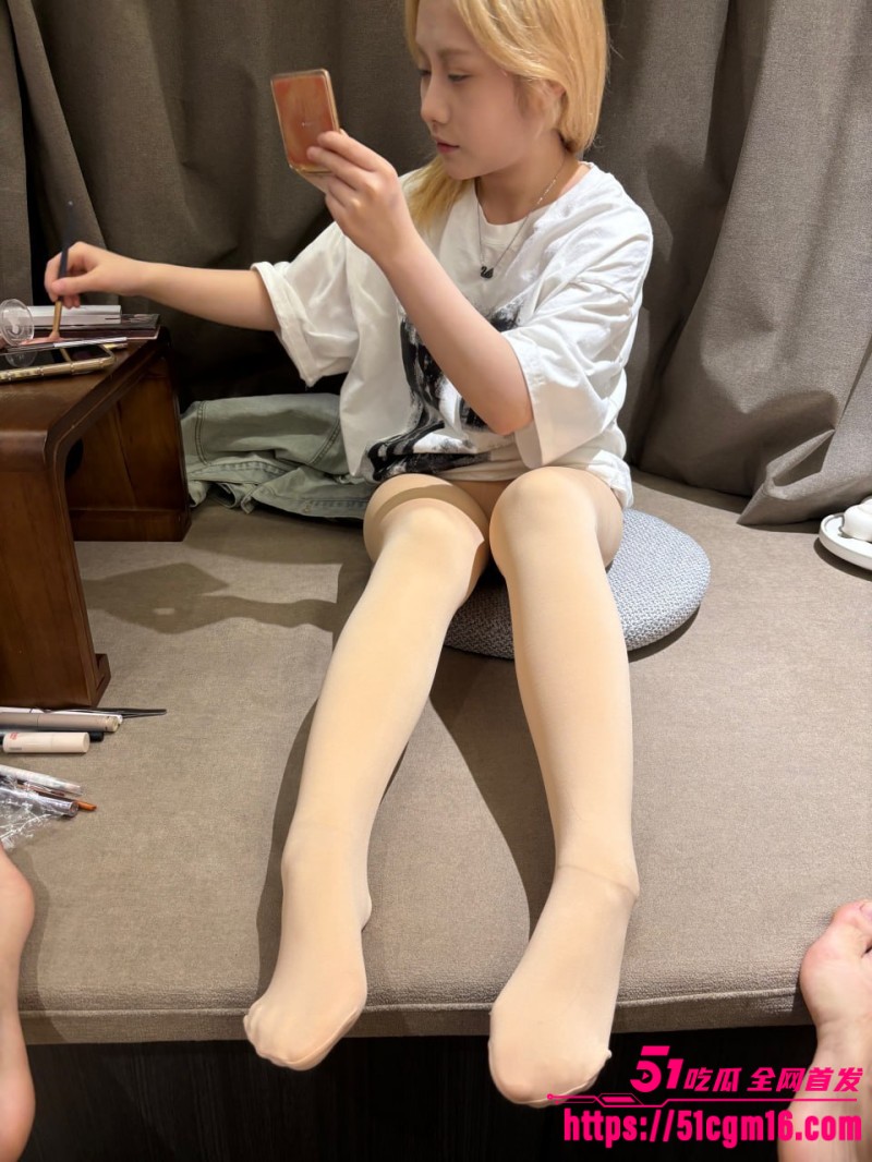 黄毛精神小妹与男友酒店性爱自拍 1