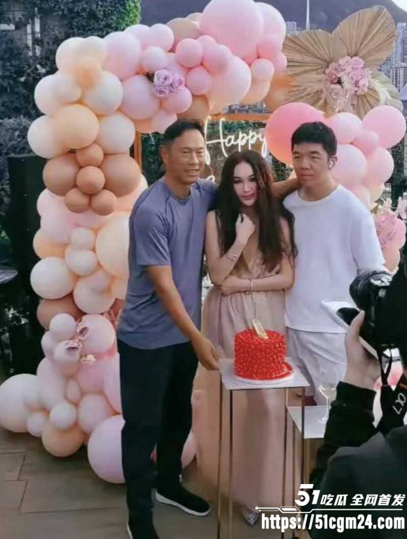 温碧霞生日现场遭养子强吻05